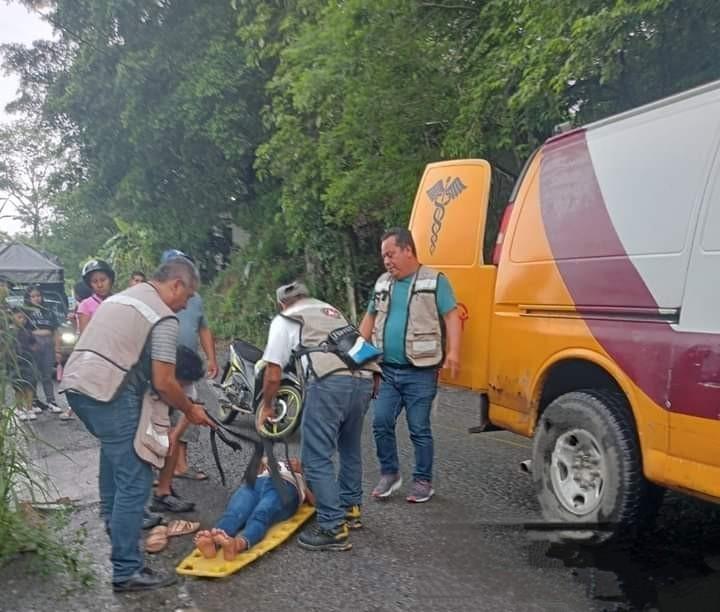 Termina herida tras caer en moto en Los Tamarindos