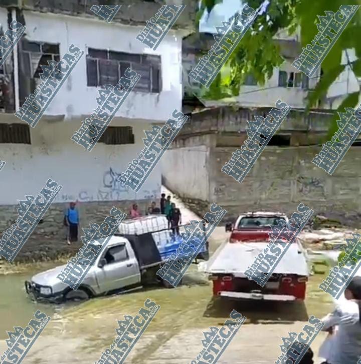 Camioneta cayó al río