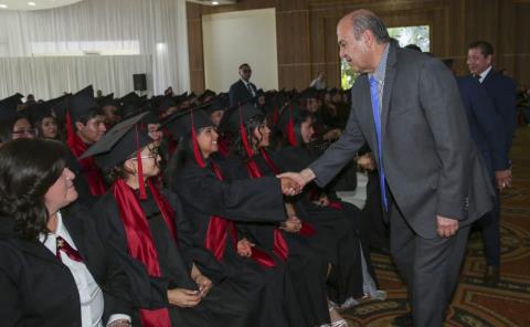 Titular de SEPH entrega diplomas a egresados del CECyTE Hidalgo