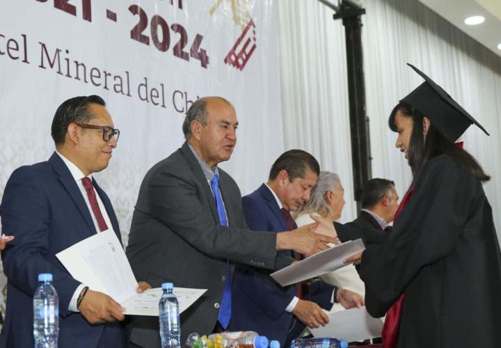 Titular de SEPH entrega diplomas a egresados del CECyTE Hidalgo