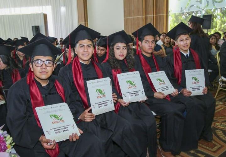 Titular de SEPH entrega diplomas a egresados del CECyTE Hidalgo