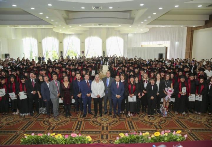 Titular de SEPH entrega diplomas a egresados del CECyTE Hidalgo