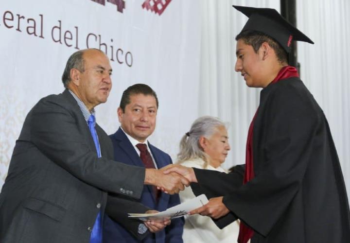 Titular de SEPH entrega diplomas a egresados del CECyTE Hidalgo