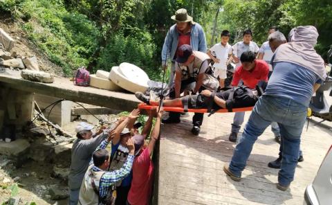 Albañil herido al caer a un arroyo