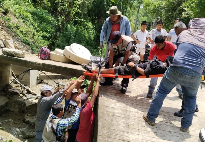 Albañil herido al caer a un arroyo