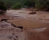 Creciente agua de arroyo tiene aislada a comunidad