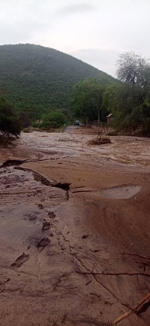 Creciente agua de arroyo tiene aislada a comunidad