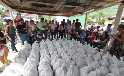 Llevaron a familias becas alimentarias