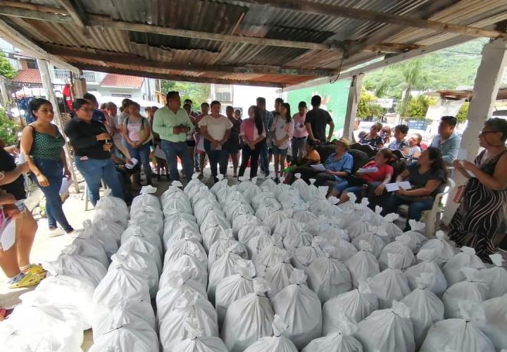 Llevaron a familias becas alimentarias