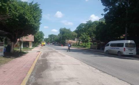 Peatones se arriesgan para llegar al centro de salud