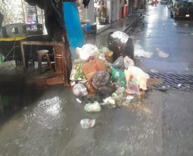 Calles de la Hidalgo inundadas por basura