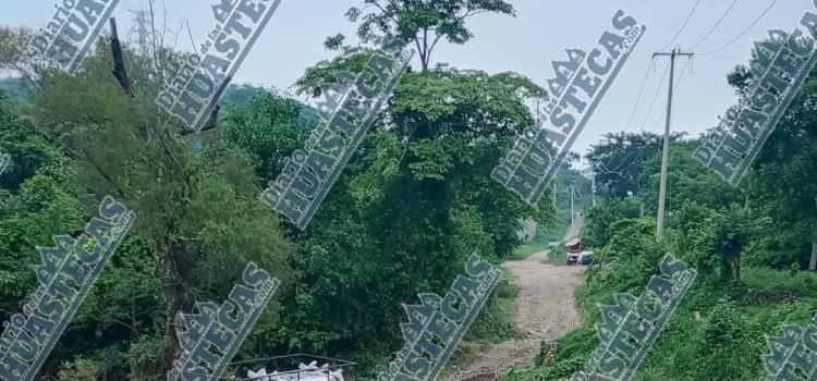 Quiso evitar el bloqueo camioneta se atoró en el río