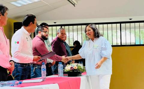 Cumplieron decenas de años de servicio desde el nivel preescolar, primaria y secundaria.