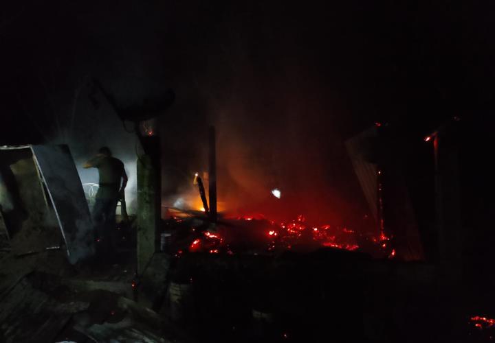 Incendio en Pitzoteyo destruye vivienda en tormenta eléctrica