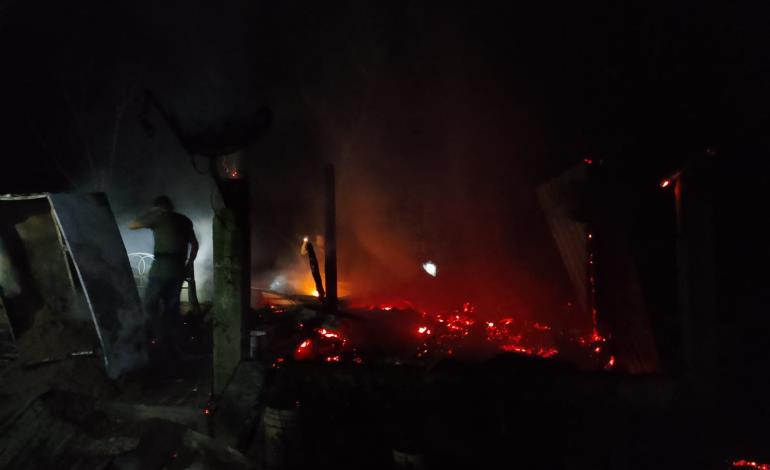 Incendio en Pitzoteyo destruye vivienda en tormenta eléctrica