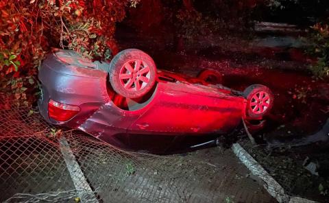 Ebria mujer volcó auto