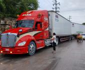 Tráiler embistió una camioneta