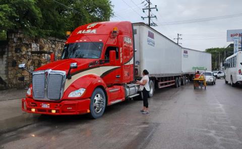 Tráiler embistió una camioneta