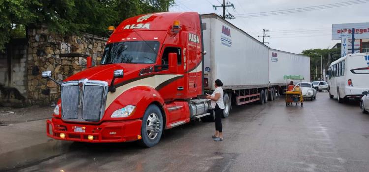 Tráiler embistió una camioneta