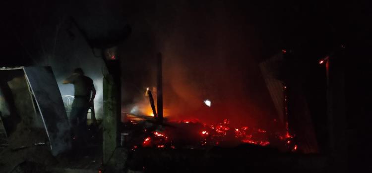 INCENDIO ARRASÓ CON UNA VIVIENDA