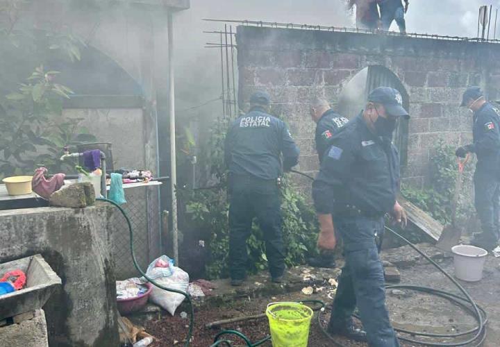 Policía Estatal brinda auxilio para sofocar incendio