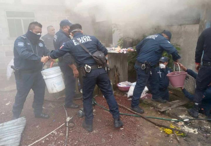 Policía Estatal brinda auxilio para sofocar incendio