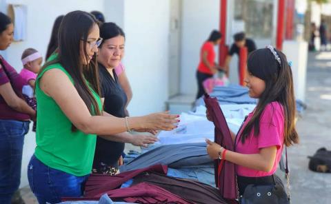 Realiza Briss Sánchez donación de uniformes escolares