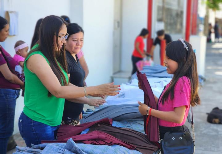 Realiza Briss Sánchez donación de uniformes escolares