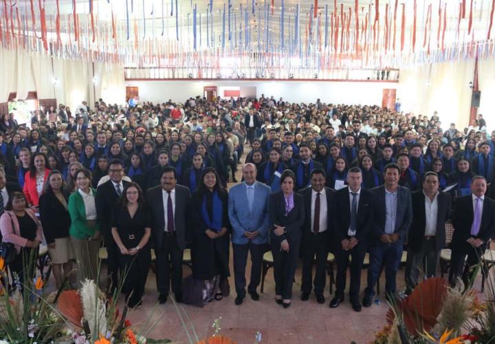 Titular del IHE encabeza graduación de la Escuela Normal Sierra Hidalguense