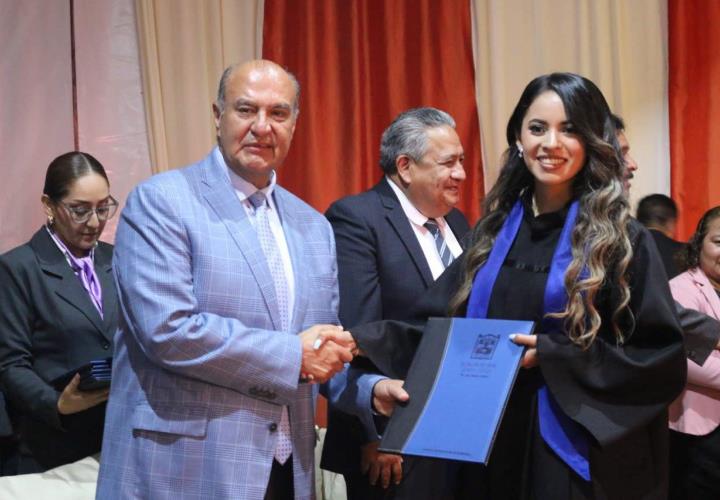 Titular del IHE encabeza graduación de la Escuela Normal Sierra Hidalguense