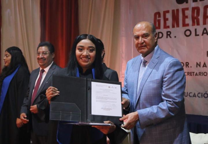 Titular del IHE encabeza graduación de la Escuela Normal Sierra Hidalguense