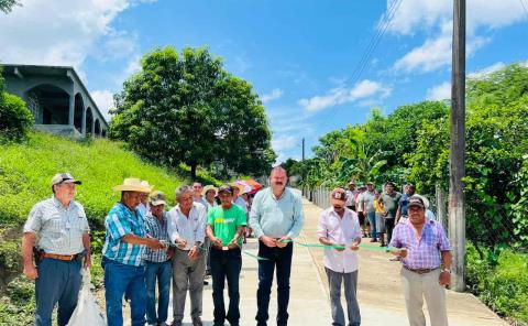 Inaugura presidente Luis Fernando Calle en Esperanza
