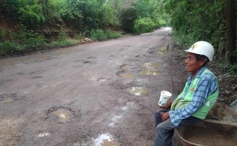 Pese a lluvias, adulto mayor continúa bacheando en Tampacán