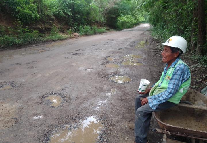 Pese a lluvias, adulto mayor continúa bacheando en Tampacán