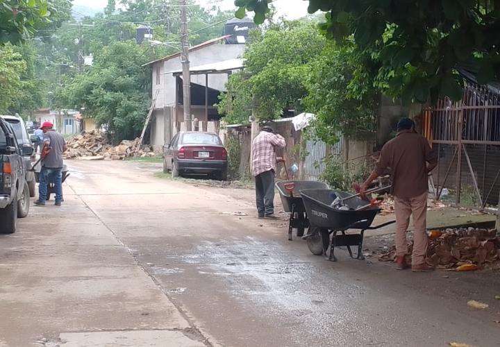 Realizan limpieza en las calles de Tampacán