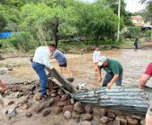 Alcalde entregó apoyos a familias