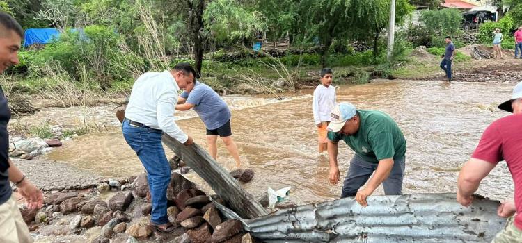 Alcalde entregó apoyos a familias