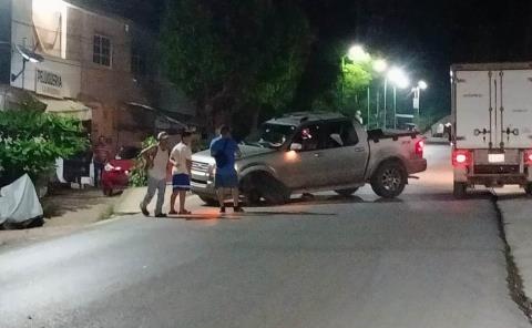 Camioneta a punto de volcar