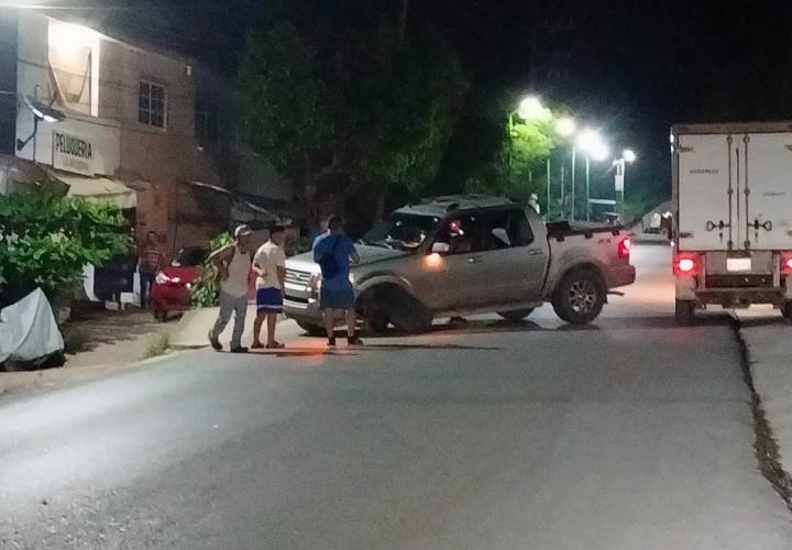 Camioneta a punto de volcar