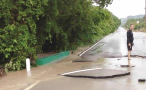 Carretera destrozada  
