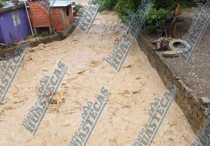 Se desbordó el río en Xochiatipan 