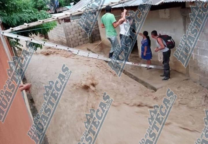 Se desbordó el río en Xochiatipan 