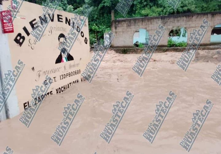 Se desbordó el río en Xochiatipan 