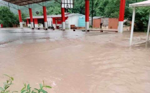 Se desbordó el río en Xochiatipan 
