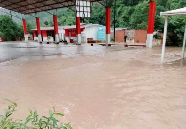 Se desbordó el río en Xochiatipan 