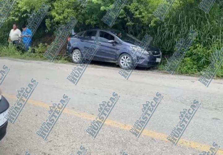 ¡Auto se salió de la carretera!