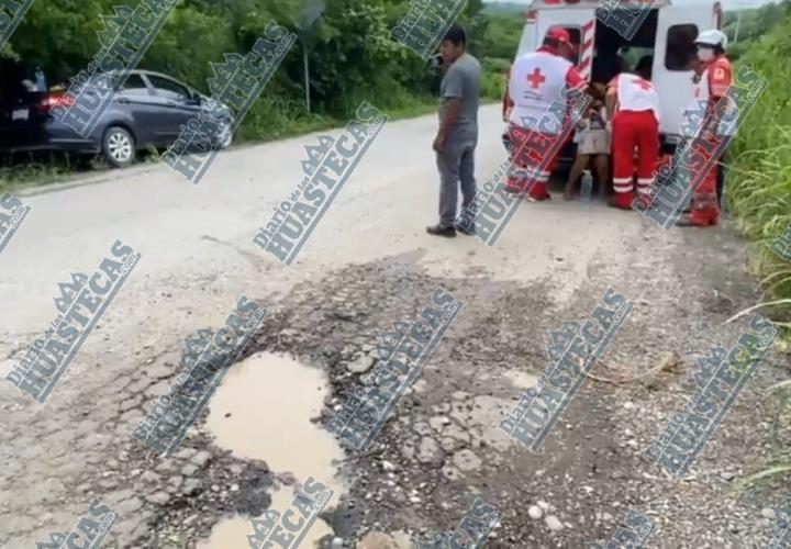 ¡Auto se salió de la carretera!