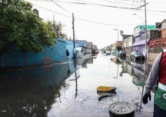 Colapsó drenaje en calles de RV