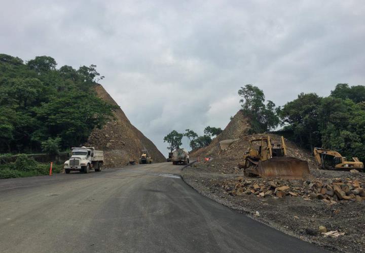 De peligro a progreso en el tramo "El Balcón"; atravesaron cerro 