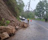 Reportan continuos deslaves en carretera 